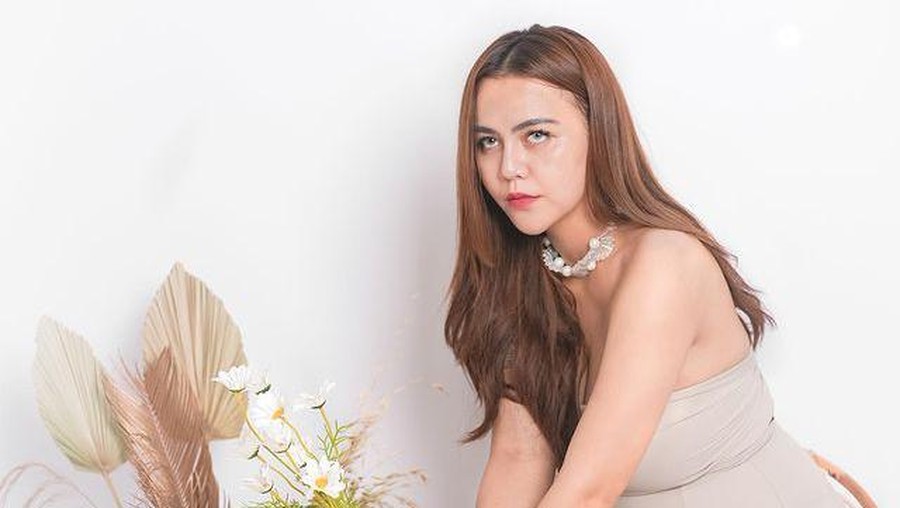 Semenjak cerai dari Alfath Fathier, Ratu Rizky Nabila semakin berani tampil seksi dan pamer punggung mulus. Yuk intip!