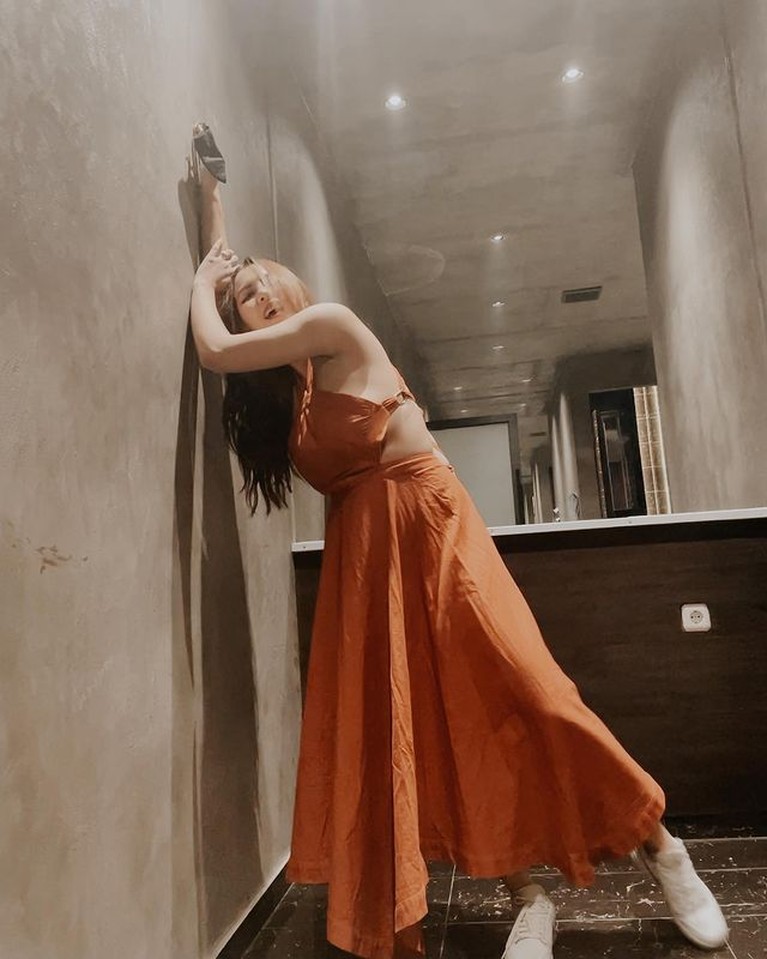Semenjak cerai dari Alfath Fathier, Ratu Rizky Nabila semakin berani tampil seksi dan pamer punggung mulus. Yuk intip!