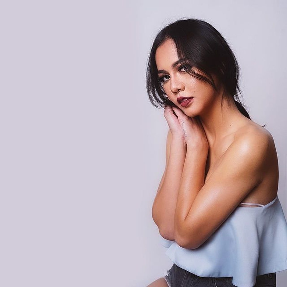 Semenjak cerai dari Alfath Fathier&comma; Ratu Rizky Nabila semakin berani tampil seksi dan pamer punggung mulus&period; Yuk intip&excl;