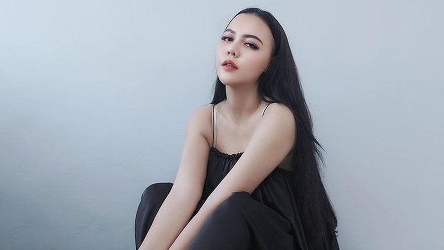 Semenjak cerai dari Alfath Fathier, Ratu Rizky Nabila semakin berani tampil seksi dan pamer punggung mulus. Yuk intip!