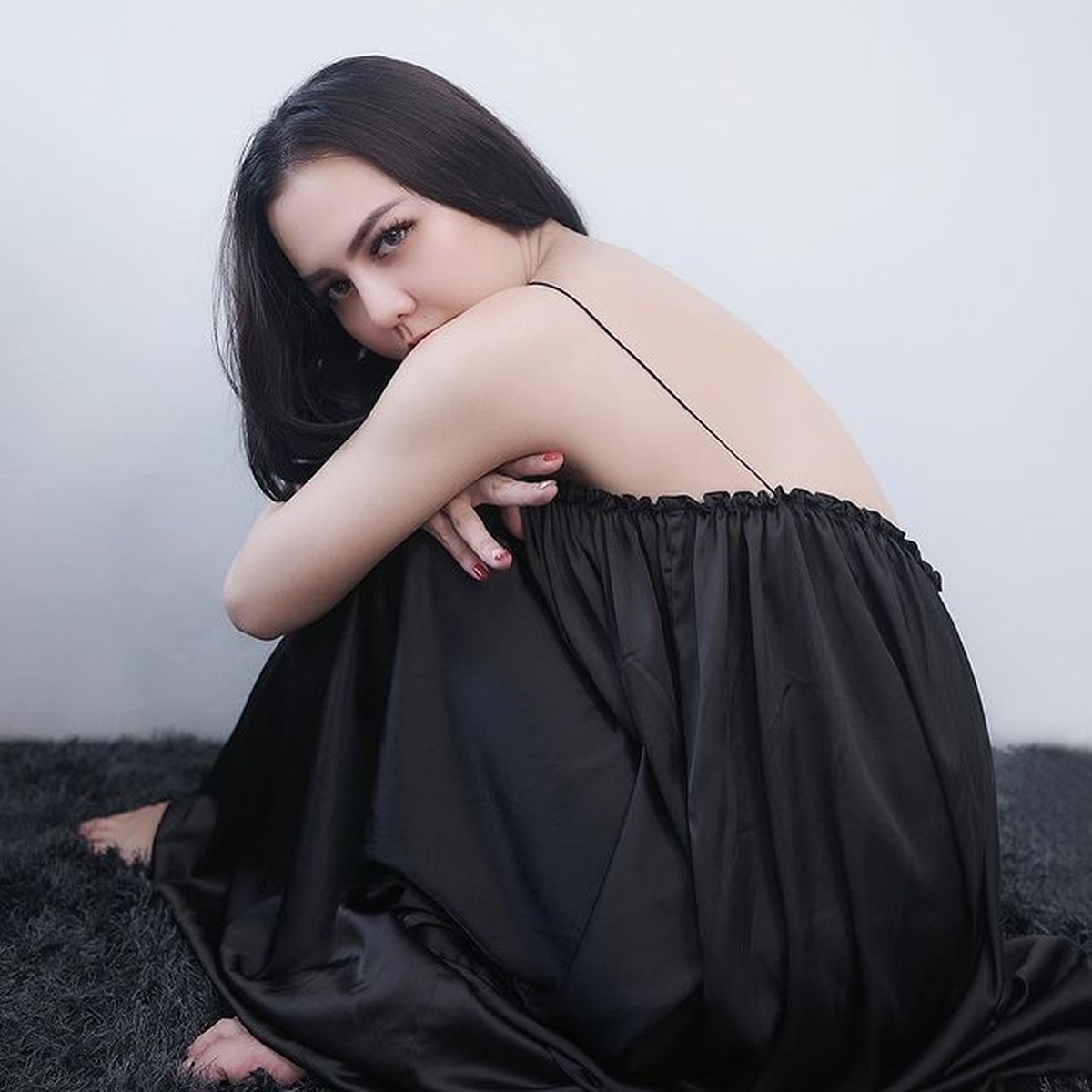 Semenjak cerai dari Alfath Fathier&comma; Ratu Rizky Nabila semakin berani tampil seksi dan pamer punggung mulus&period; Yuk intip&excl;