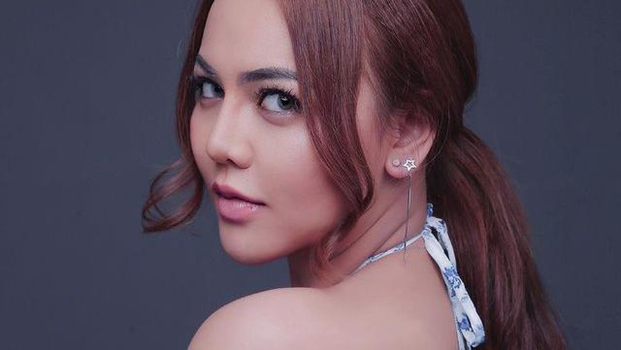 Semenjak cerai dari Alfath Fathier, Ratu Rizky Nabila semakin berani tampil seksi dan pamer punggung mulus. Yuk intip!