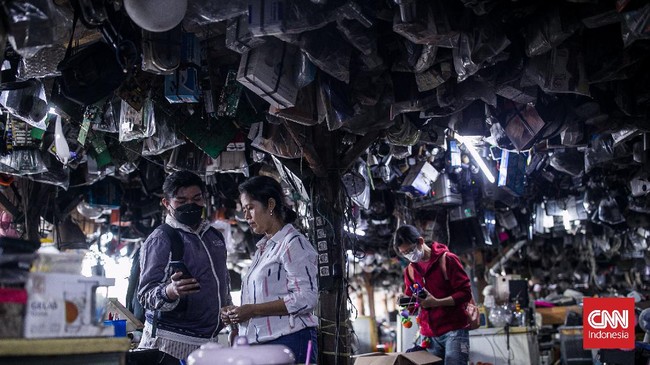 FOTO: Mal Rongsok, Surga bagi Pemburu Barang Bekas di Depok