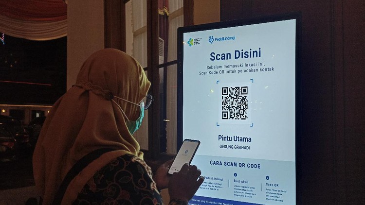 Masuk Grahadi hingga Kantor Gubernur Jatim Wajib Pakai Aplikasi PeduliLindungi Masuk Grahadi hingga Kantor Gubernur Jatim Wajib Pakai Aplikasi PeduliLindungi