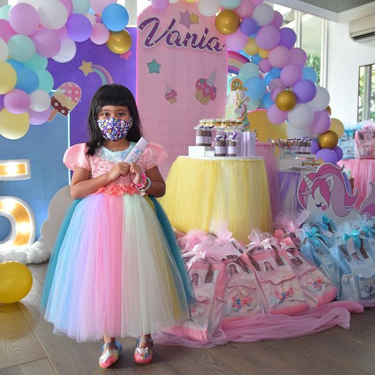 Venna Melinda merayakan ulang tahun putri angkatnya Vania yang ke 5 dengan meriah bertema unicorn&period; Yuk intip momennya&excl;