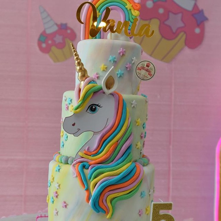 Momen Ulang Tahun Putri Angkat Venna Melinda Venna Melinda merayakan ulang tahun putri angkatnya Vania yang ke 5 dengan meriah bertema unicorn. Yuk intip momennya!