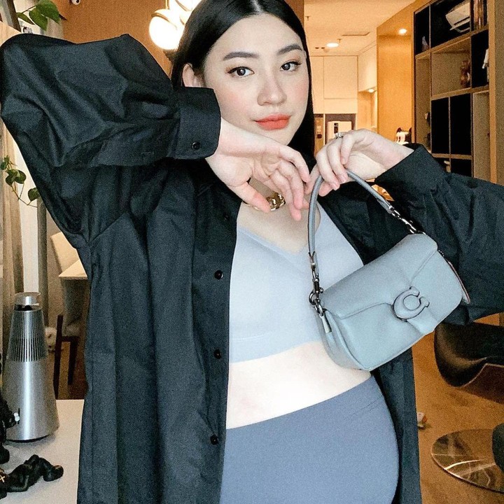 <p>Kita doakan, semoga kehamilan wanita kelahiran Surabaya 1996 itu bisa berjalan lancar hingga persalinan ya, Bunda. (Foto: Instagram @pattdevdex)</p>