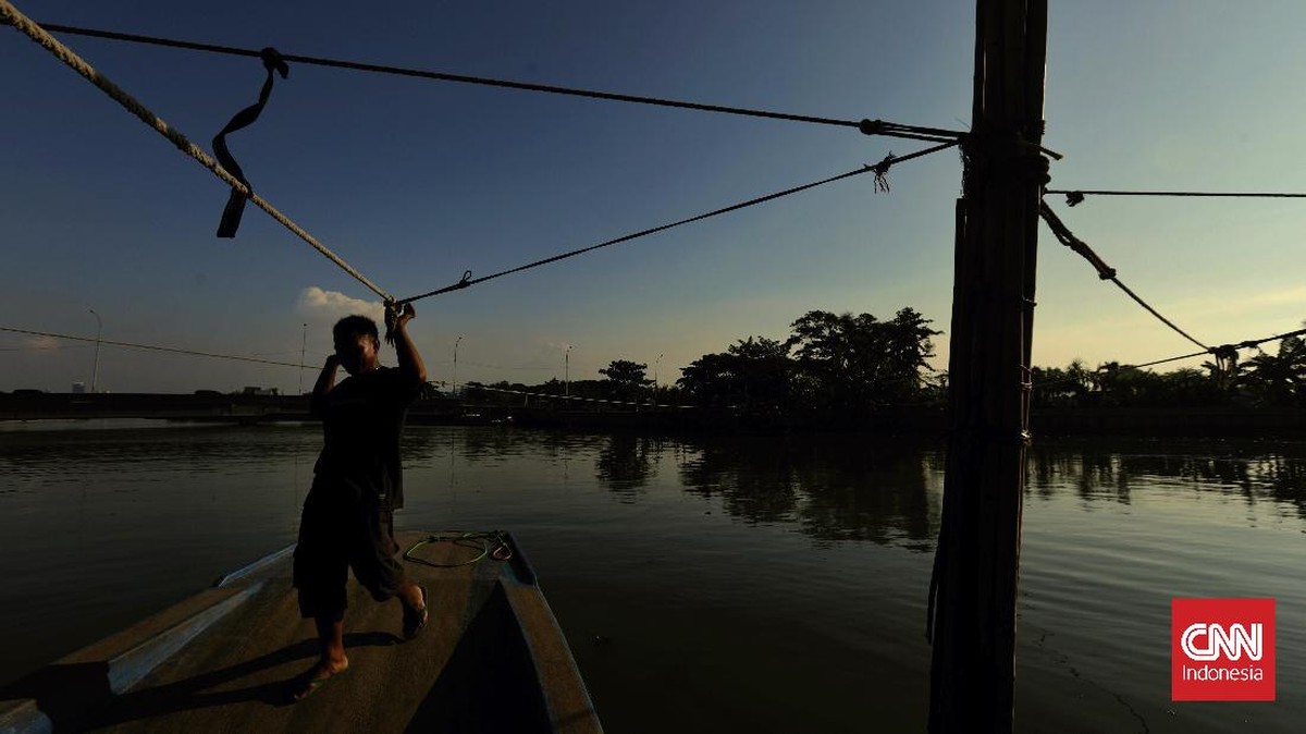 FOTO: Eretan, Perahu Kayu Bertenaga Manusia Bumbu Kali Angke