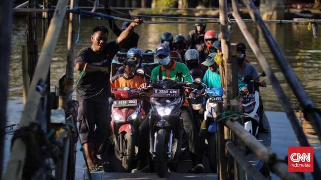 FOTO: Eretan, Perahu Kayu Bertenaga Manusia Bumbu Kali Angke