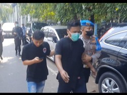 Geger Pelaku Narkoba Coba Lari dari Kantor Polisi Sambil Nyeker
