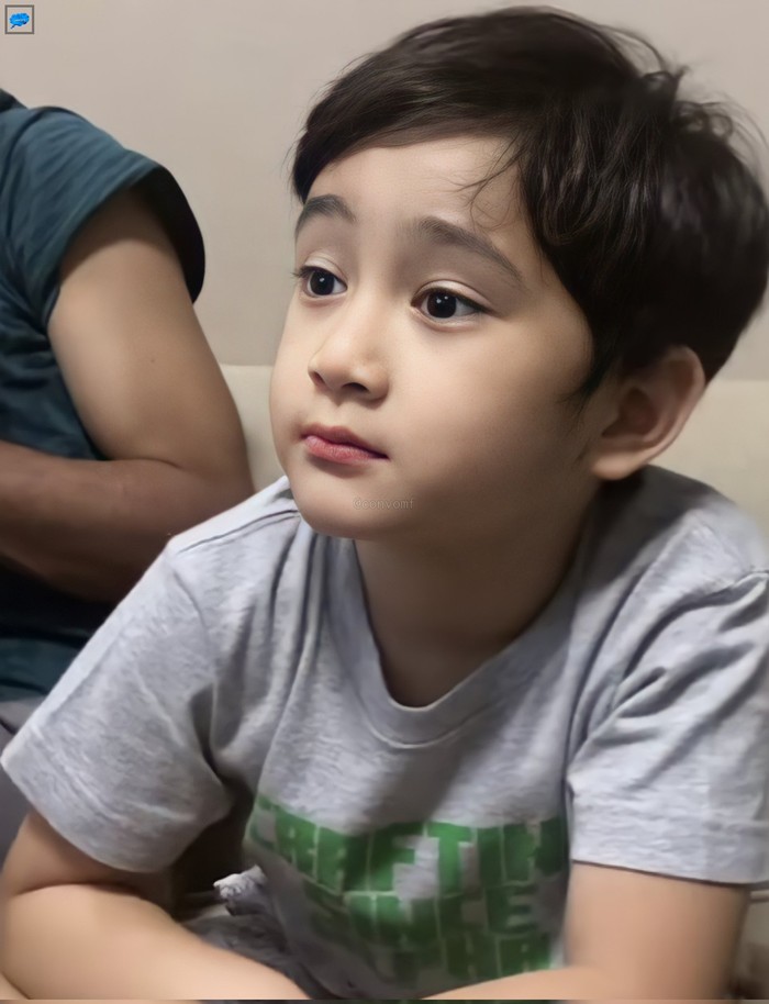 Rafathar Malik Ahmad mendadak jadi trending di Twitter usai salah satu akun membagikan potret candidnya. Dalam foto tersebut, terlihat percampuran wajah tampan dan menggemaskan anak artis yang satu ini. (Foto: Twitter.com/convomf)