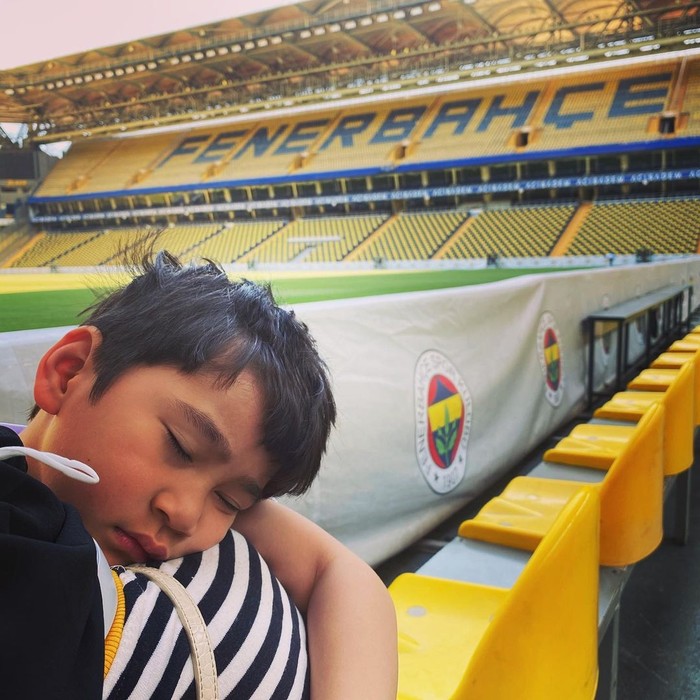 Terakhir kamu akan dibuat super gemas oleh potretnya ini. Dimana Rafathar terlihat sedang tertidur di Stadion Fenerbahce. Duh… lagi tidur aja terlihat tampan dan menggemaskan banget ya, Beauties! (Foto: Instagram.com/raffinagita1717)