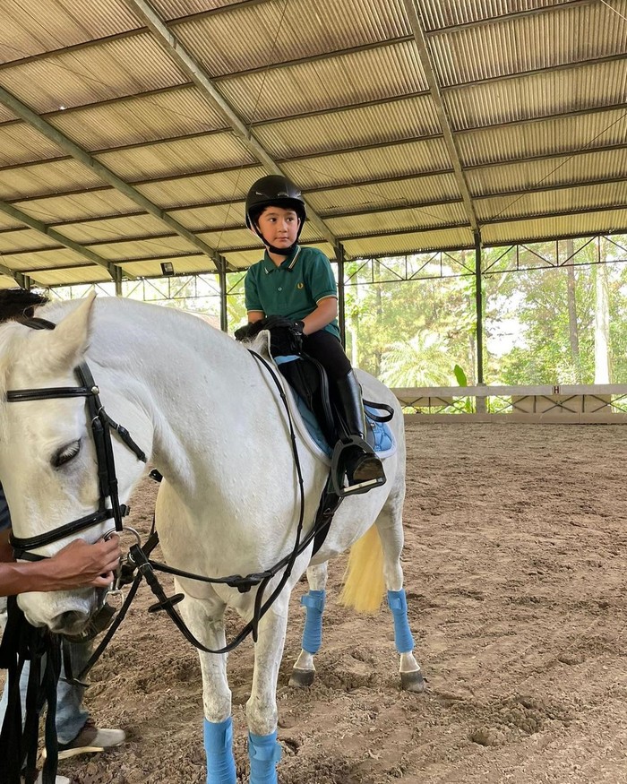 Ada juga potretnya gemasnya yang tengah belajar berkuda. Olahraga yang sering disebut sebagai olahraga mahal ini justru telah dilakoni Rafathar di usianya yang baru menginjak angka 6 tahun ini. (Foto: Instagram.com/raffinagita1717)