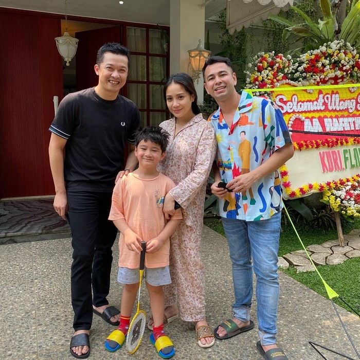 Seperti salah satu potretnya beberapa waktu lalu, dimana Rafathar yang ingin belajar bermain bulu tangkis, justru dengan kekuatan ‘Sultan Andara’, Raffi Ahmad tak tanggung-tanggung langsung mendatangkan sosok Taufik Hidayat. (Foto: Instagram.com/raffinagita1717)