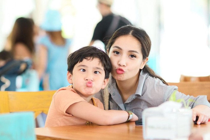 Hal ini pun membuat Netizen menyebutnya sebagai ponakan online dengan paket lengkap. Pasalnya, ia dapat memikat banyak orang dengan ketampanannya bak idol Korea. Tak hanya itu, kekayaan yang dimilikinya juga sukses bikin iri. (Foto: Instagram.com/raffinagita1717)