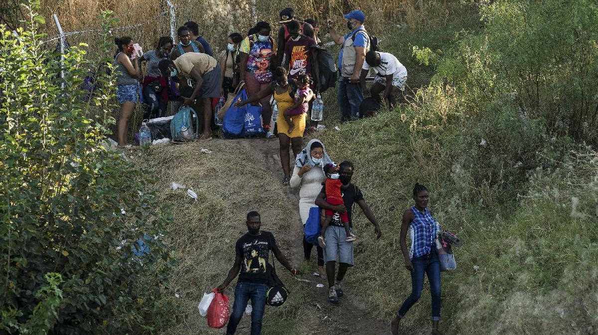 FOTO: Padat Imigran Haiti di Perbatasan AS Menanti Suaka