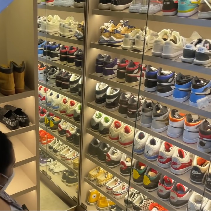 <p>Di salah satu sudut ruangan, ada rak yang dipenuhi sepatu miliki Jeje nih, Bunda. Tampaknya, ayah dari dua orang anak itu gemar koleksi sepatu, ya. (Foto: YouTube: NisNaz Channel)</p>