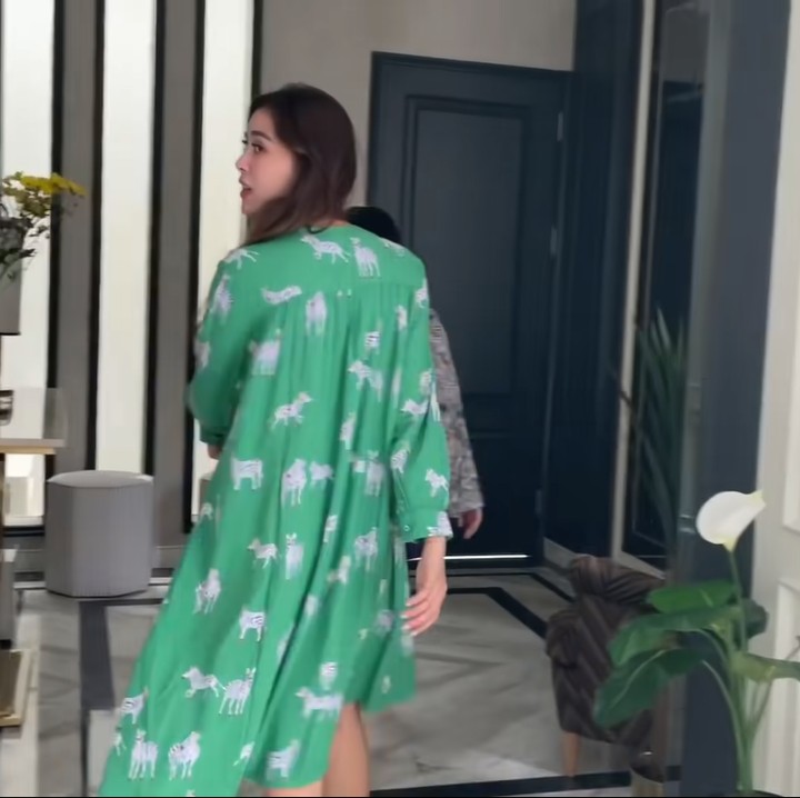 <p>Pasangan Syahnaz dan Jeje memiliki rumah dengan desain mewah lho, Bunda. (Foto: YouTube: NisNaz Channel)</p>