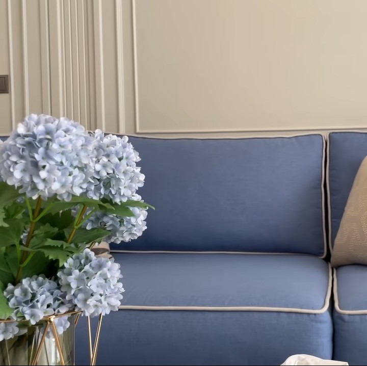 <p>Selanjutnya ada ruang berkumpul untuk nonton tv bersama. Sofa berserta interior yang ada di dalamnya tampak senada, ya? (Foto: YouTube: NisNaz Channel)</p>