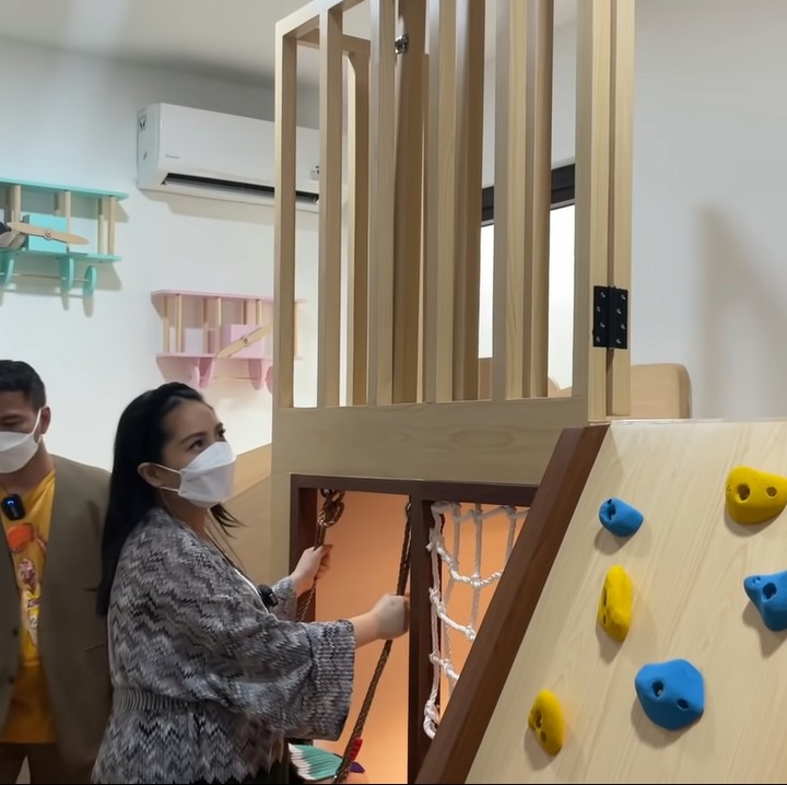 <p>Syahnaz juga pamerkan satu ruang khusus untuk anak kembarnya, Bunda. Katanya, karena pandemi COVID-19, ruang ini jadi pengganti <em>playground</em> yang ditutup. (Foto: YouTube: NisNaz Channel)</p>