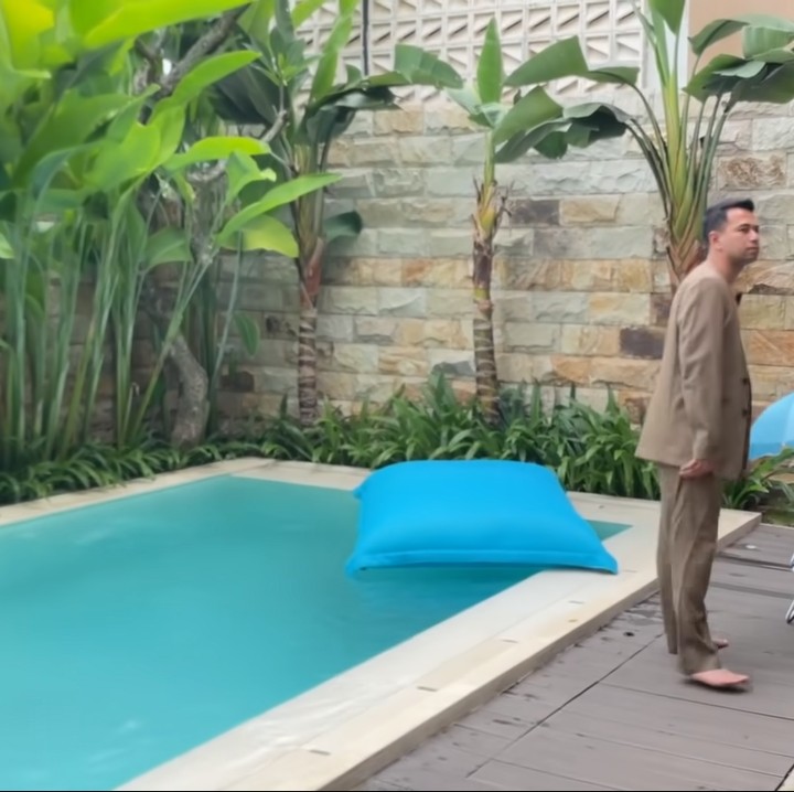 <p>Syahnaz dan jeje juga punya kolam renang, Bunda. Menariknya, kolam tersebut bernuansa vila Bali. (Foto: YouTube: NisNaz Channel)</p>