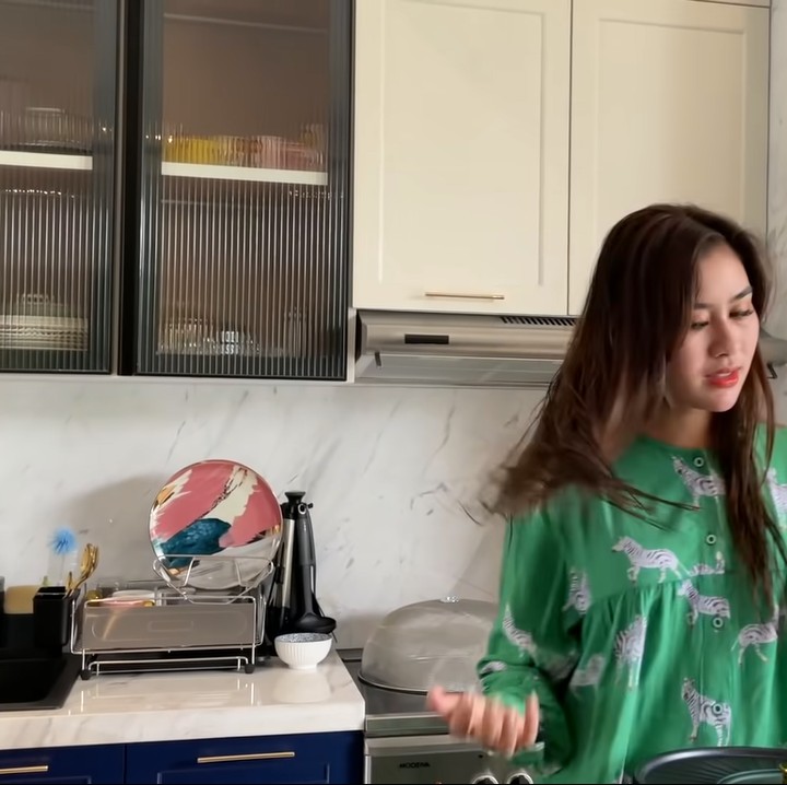 <p>Untuk dapur kotor ada ruang lantai bawah, Bunda. Lalu, berikut dapur bersih milik Syahnaz.(Foto: YouTube: NisNaz Channel)</p>