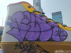 Baru Dipamerkan, Tugu Sepatu di Sudirman Sudah Jadi Sasaran Vandalisme
