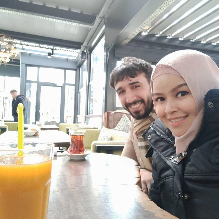 <p>Walau begitu, hal tersebut tak menjadi kendala baginya dan sang suami untuk tetap bahagia dalam pernikahan mereka, Bunda. (Foto: Instagram @sitiliza2013)</p>