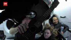 VIDEO: Warga Sipil Meroket, Bermain Ukulele di Luar Angkasa
