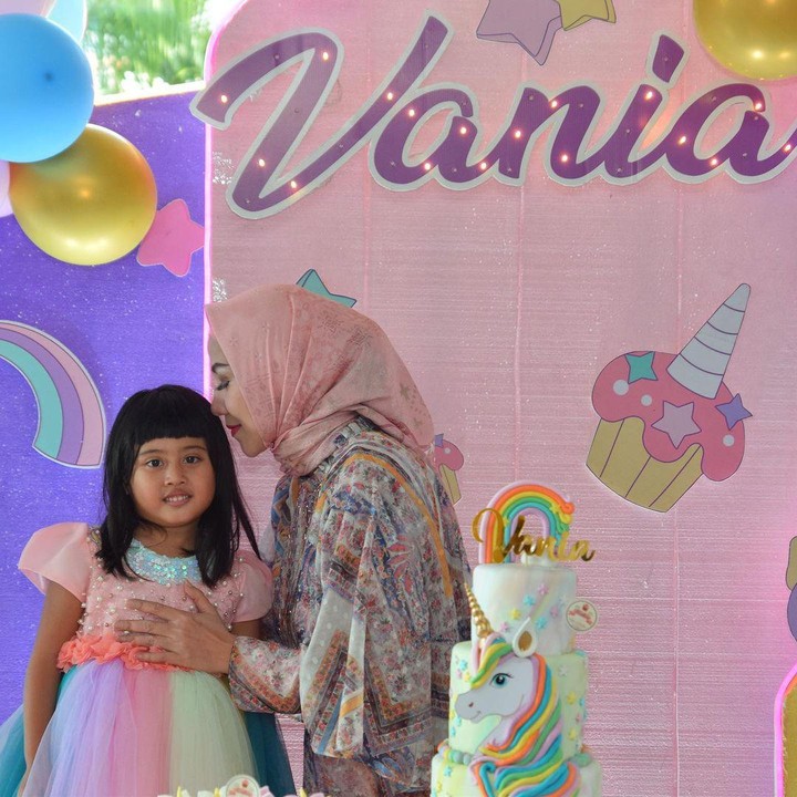<p>Selamat ulang tahun ke-5, Vania. Kita doakan semoga ia tumbuh menjadi anak yang membanggakan orang tuanya ya, Bunda.(Foto: Instagram @vennamelindareal)</p>