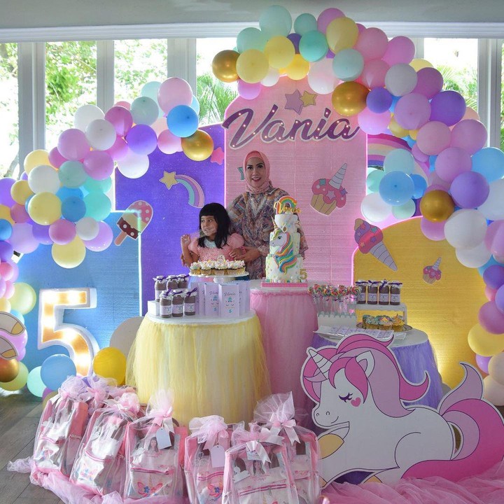 <p>Belum lama ini, Venna Melinda merayakan hari ulang tahun anak angkatnya, Vania Athabina, Bunda. (Foto: Instagram @vennamelindareal)</p>