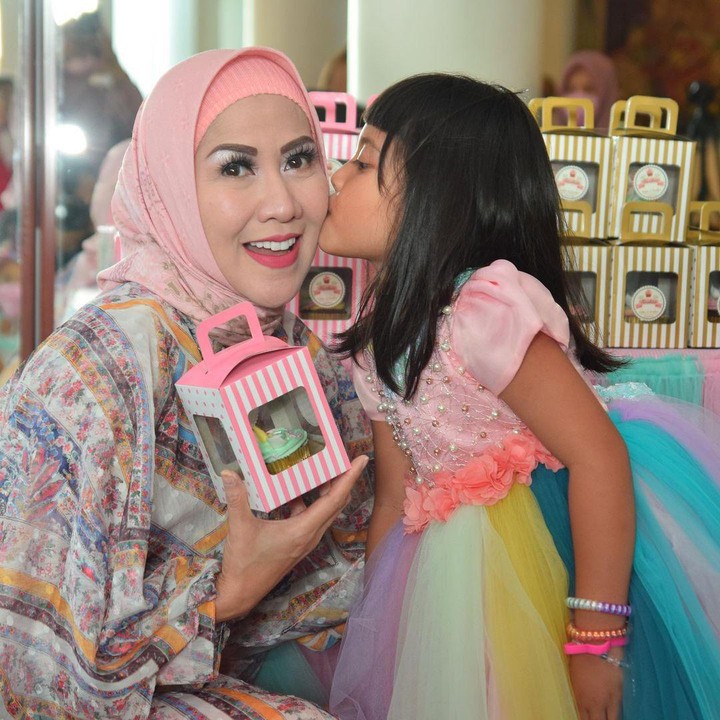 <p>Enggak hanya itu, Venna pun terlihat begitu menikmati momen-momen bersama putrinya tersebut, lho. (Foto: Instagram @vennamelindareal)</p>