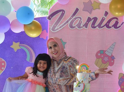 7 Potret Acara Ultah Anak Angkat Venna Melinda, Meriah dengan Dekorasi Unicorn