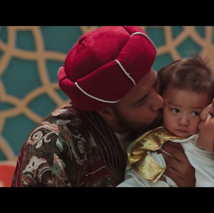 <p>Meski terlihat meriah, rupanya pesta ultah pertama anak Ammar Zoni dan Irish Bella ini digelar terbatas hanya untuk keluarga dekat. Wah, semoga bahagia selalu ya, Air! (Foto: YouTube Aish TV)</p>