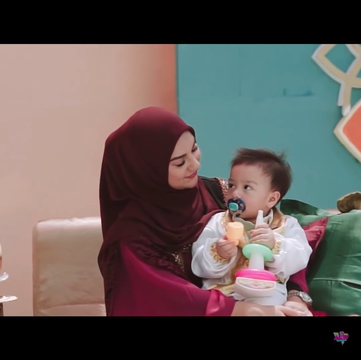 <p>Kebahagiaan tak bisa disembunyikan dari wajah Ammar Zoni dan Irish Bella. Mereka bersyukur putranya tumbuh sehat. (Foto: YouTube Aish TV)</p>