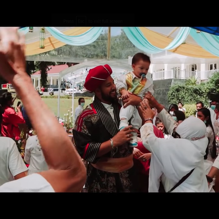 <p>Baby Air disambut meriah oleh para tamu ketika memasuki tempat pesta ulang tahun digelar. Ia terlihat tampan seperti anak sultan ya, Bunda. (Foto: YouTube Aish TV)</p>