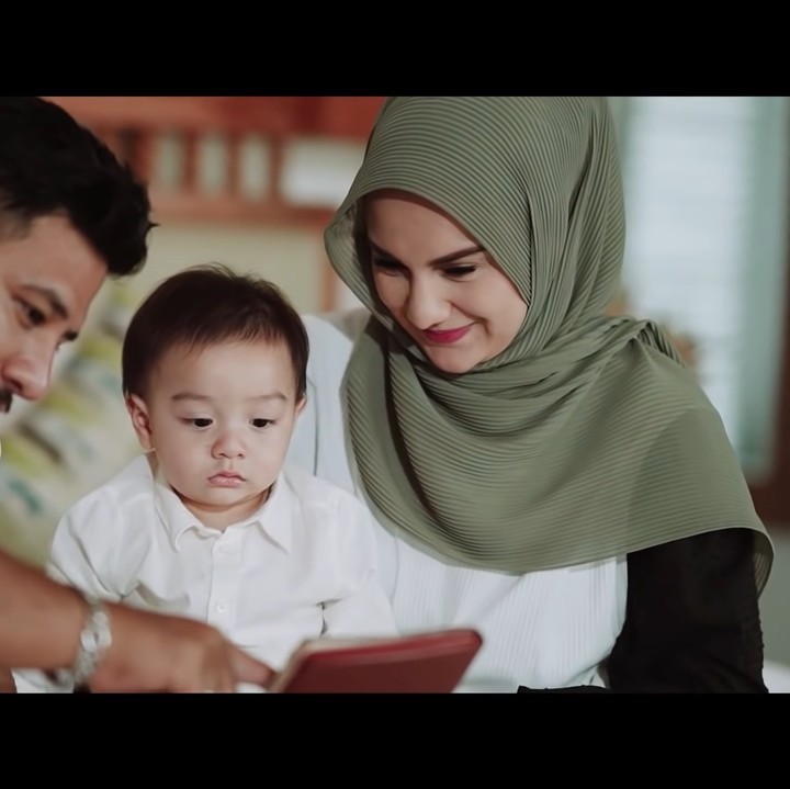 <p>Anak pertama Irish Bella dan Ammar Zoni, Air Rumi Akbar 1453 sudah berusia satu tahun. Bayi menggemaskan itu tumbuh menjadi anak yang tampan. (Foto: YouTube Aish TV)</p>