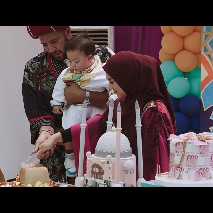 <p>Acara ulang tahun semakin lengkap dengan prosesi pemotongan kue. Baby Air memiliki kue yang dibentuk menyerupai emas batangan. Semakin mewah, ada dekorasi masjid berukuran besar pada kuenya lho. (Foto: YouTube Aish TV)</p>
