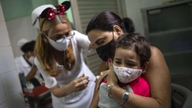FOTO: 'Minnie Mouse' Suntik Vaksin Covid Anak 2 Tahun di Kuba