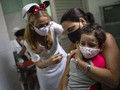 FOTO: 'Minnie Mouse' Suntik Vaksin Covid Anak 2 Tahun di Kuba