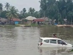 Dramatis! Proses Evakuasi Tiga Penumpang Minibus di Sungai Konaweeha