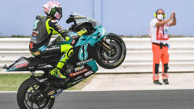 Para pembalap menyampaikan salam perpisahan untuk Valentino Rossi yang akan pensiun usai balapan MotoGP Valencia 2021, Minggu (14/11).