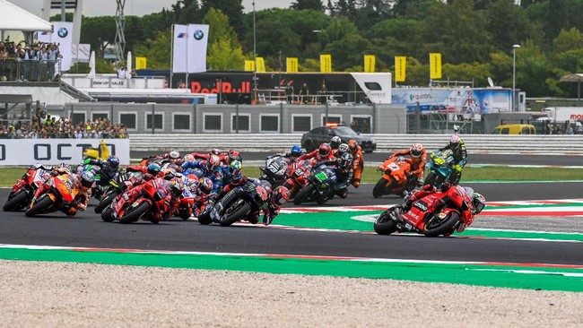 MotoGP 2021 sudah bisa disaksikan ribuan penonton di tribune. Bagaimana dengan MotoGP Indonesia 2022?