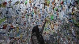 FOTO: Melihat Museum Sampah Ribuan Plastik di Gresik