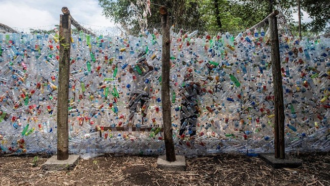 FOTO: Melihat Museum Sampah Ribuan Plastik di Gresik