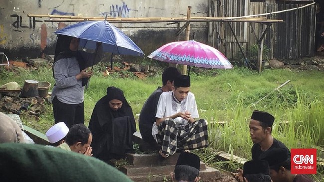 Penyerangan terhadap tokoh agama kembali marak. Berkaca dari kasus-kasus sebelumnya, asumsi dan isu liar beredar karena polisi tak bisa mengusut tuntas.