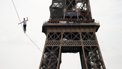 FOTO: Aksi Menyeberangi Menara Eiffel dengan Seutas Tali