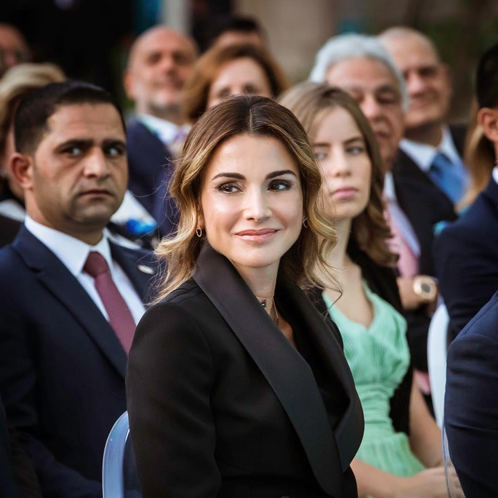 <p>Queen Rania kini sudah berusia 51 tahun, Bunda. Ia dilahirkan di Kuwait, 31 Agustus 1970 dari pasangan orang tua berdarah Palestina. Ia juga mewarisi daarah Turki dari kakeknya. (Foto: Instagram @queenrania)</p>