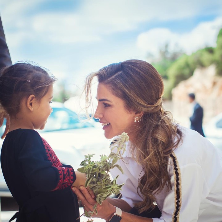 <p>Sebagai permaisuri dari Yordania, Queen Rania sangat aktif dalam kegiatan politik dan sosial. Ia selalu mendampingi suaminya dan rutin melakukan kegiatan kemasyarakatan. (Foto: Instagram @queenrania)</p>