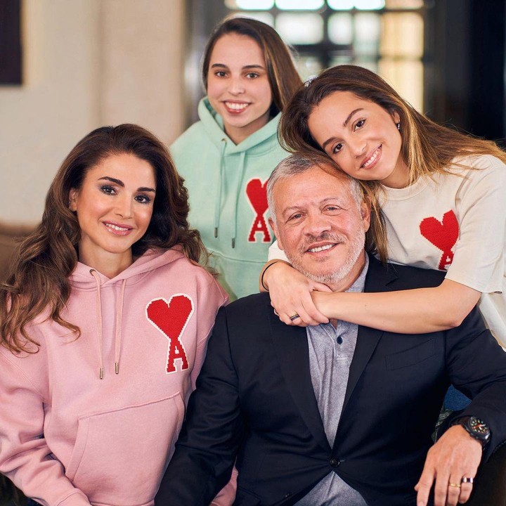 <p>Queen Rania dipersunting Abdullah bin Al-Hussein sewaktu masih menjadi pangeran. Mereka menikah pada 10 Juni 1993. Rania dan Raja Abdullah II sudah dikaruniai empat orang anak. (Foto: Instagram @queenrania)</p>
